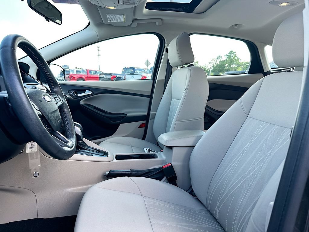 Used 2015 Ford Focus SE w/ SE Sport Package FWD image 8