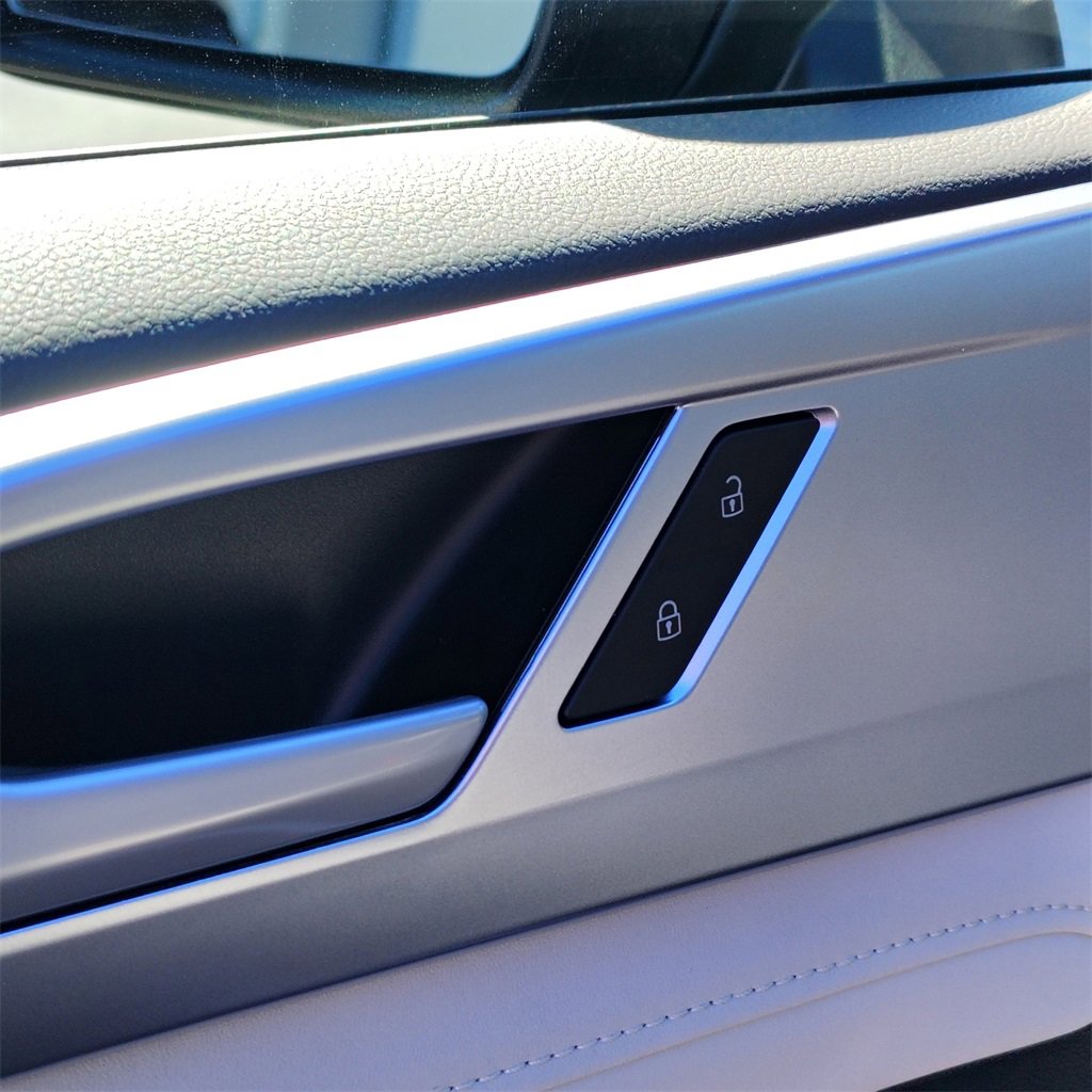 Certified 2025 Volkswagen Taos SE image 17