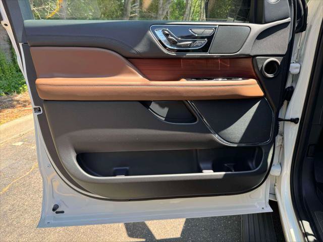 Certified 2024 Lincoln Navigator Reserve AWD/4WD image 16