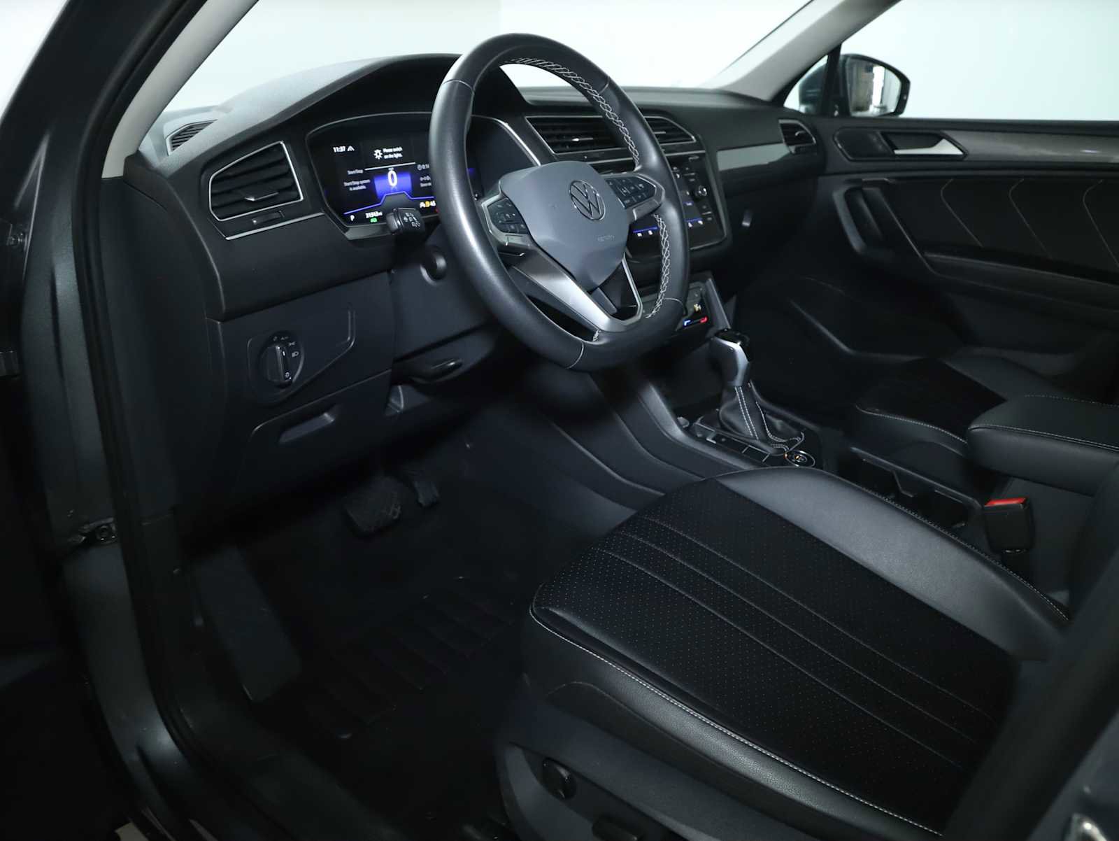 Certified 2024 Volkswagen Tiguan SE w/ Panoramic Sunroof Package AWD/4WD image 18