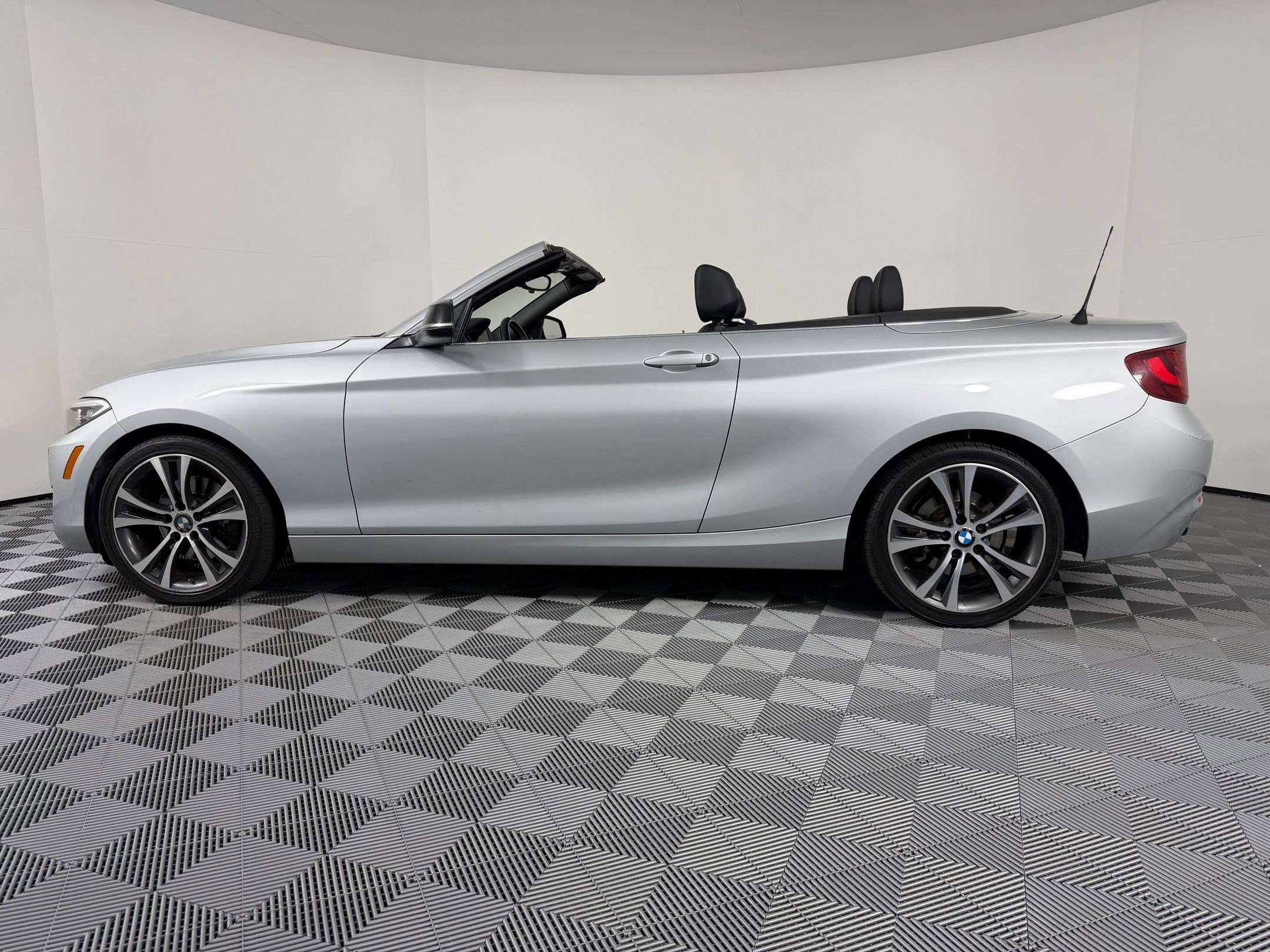 Used 2015 BMW 228i xDrive Convertible image 2