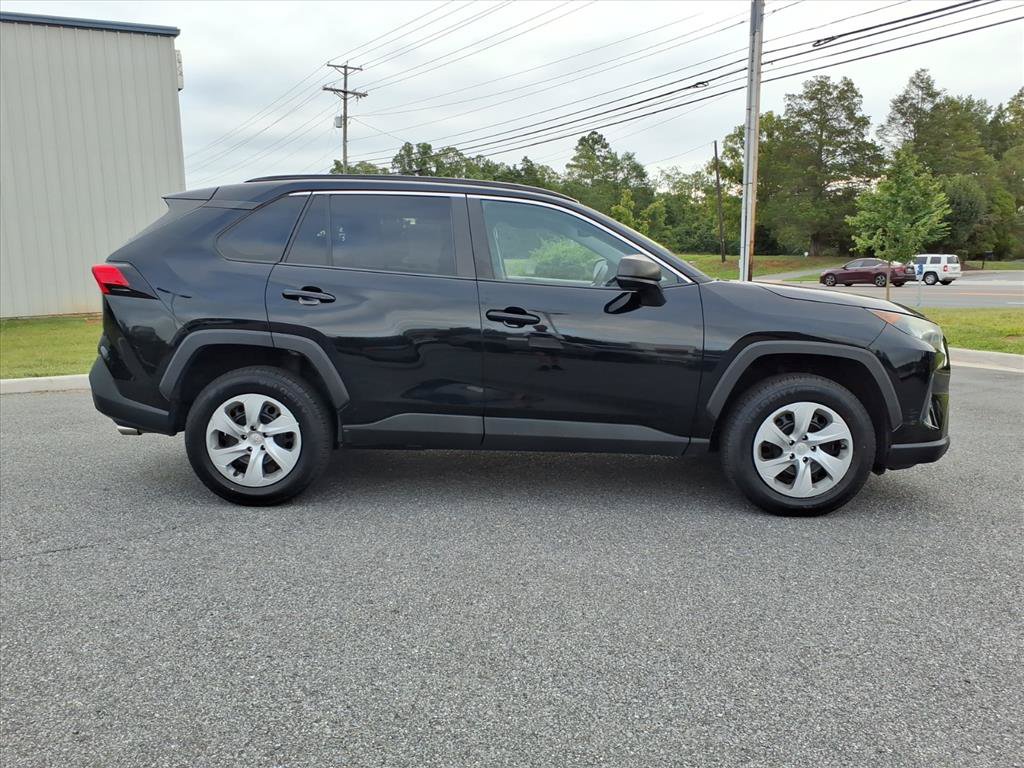 Used 2021 Toyota RAV4 LE AWD/4WD image 3
