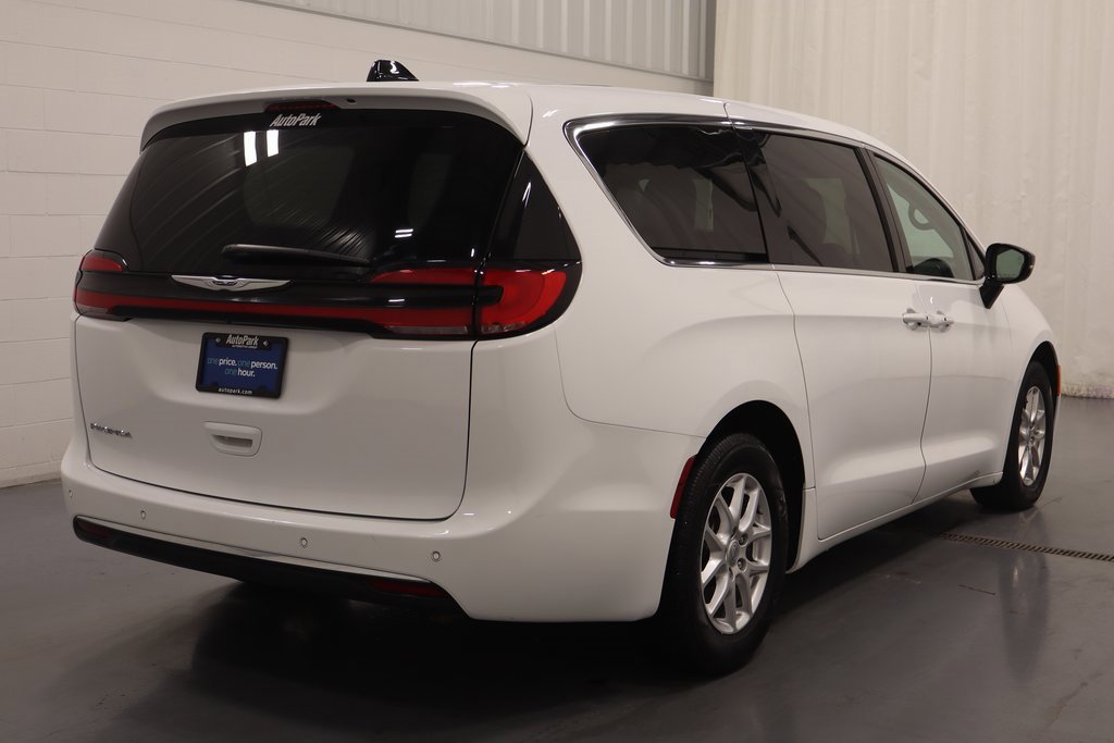 Used 2025 Chrysler Pacifica Select image 9