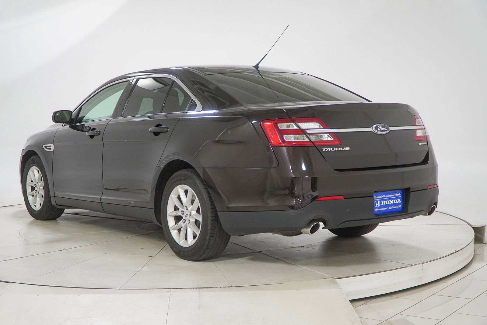 Used 2014 Ford Taurus SE FWD image 6