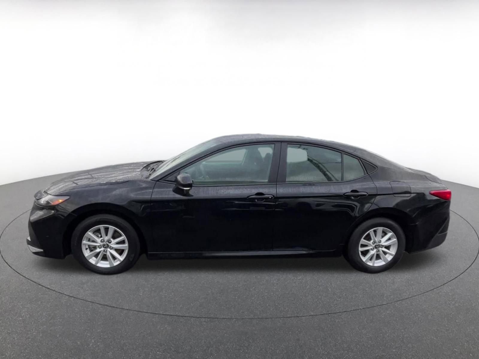Used 2025 Toyota Camry LE image 9