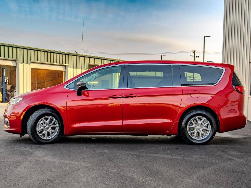 Used 2024 Chrysler Pacifica Touring-L FWD image 4