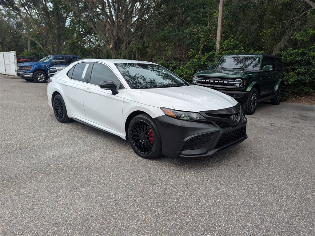 Used 2022 Toyota Camry SE image 2