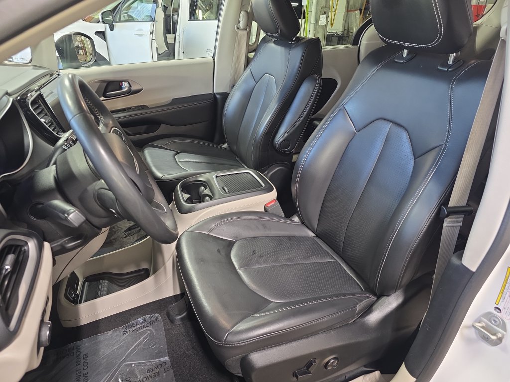 Used 2023 Chrysler Pacifica Touring-L FWD image 20