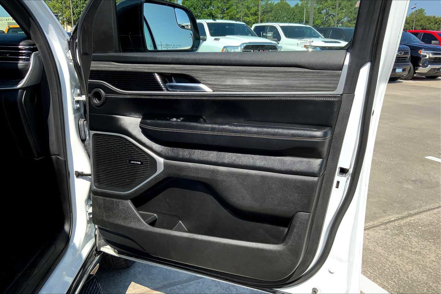 Used 2023 Jeep Wagoneer L Series III w/ Preferred Equipment Group image 21