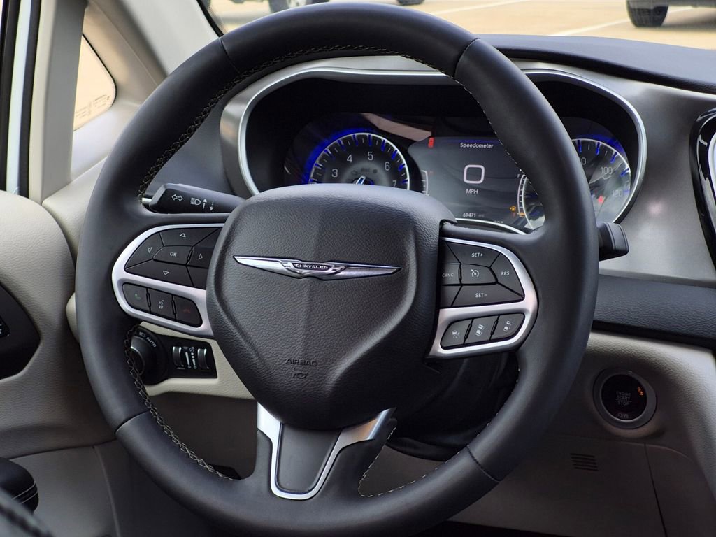 Used 2023 Chrysler Pacifica Touring-L FWD image 15