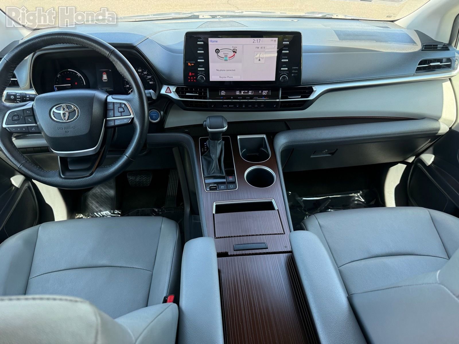 Used 2024 Toyota Sienna XLE FWD image 27