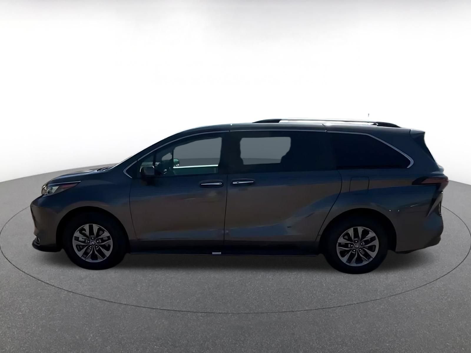 Used 2025 Toyota Sienna XLE FWD image 8