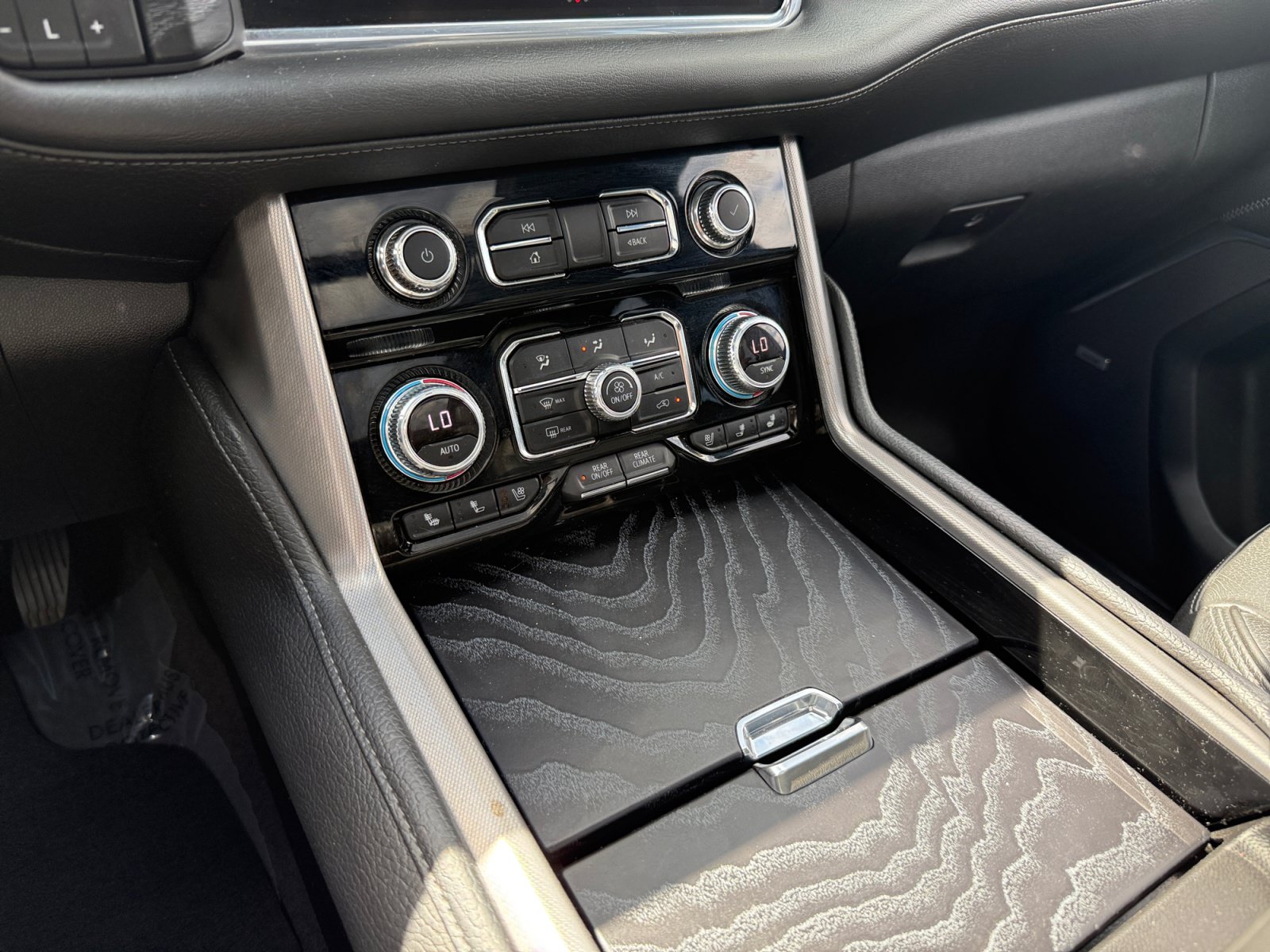 Used 2022 GMC Yukon Denali AWD/4WD image 13