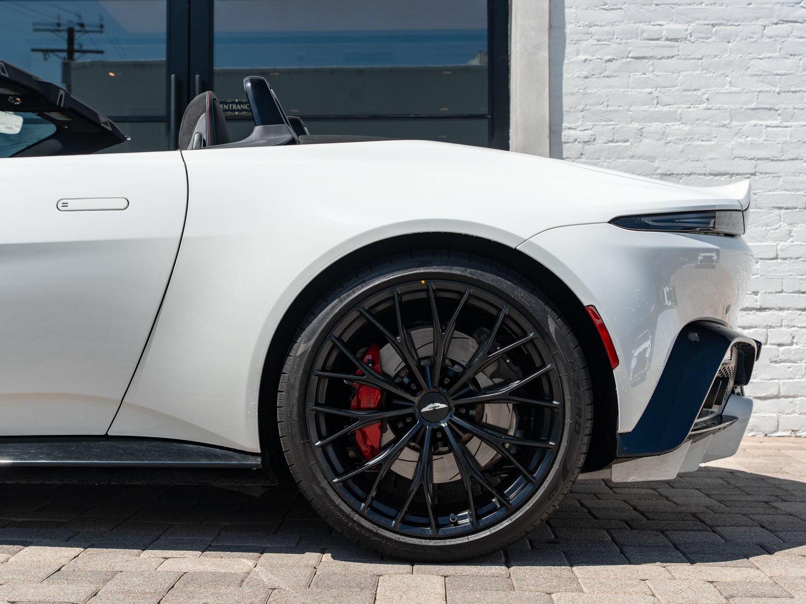 Used 2023 Aston Martin V8 Vantage Roadster RWD image 13