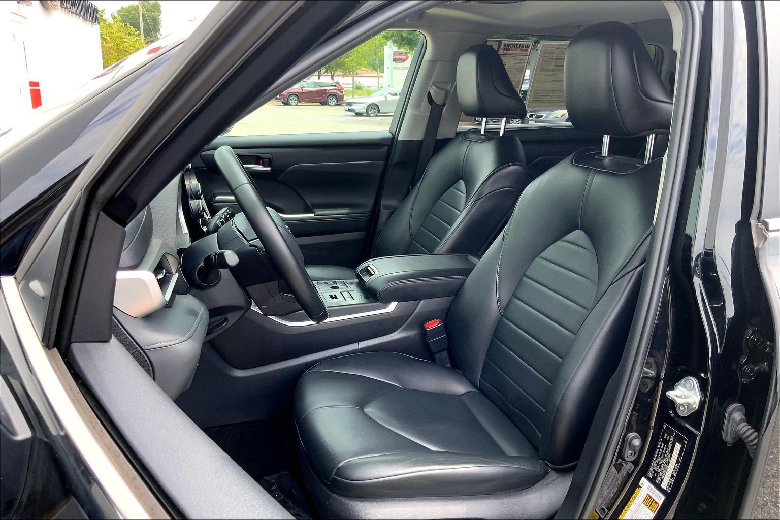 Used 2023 Toyota Highlander XLE AWD/4WD image 30