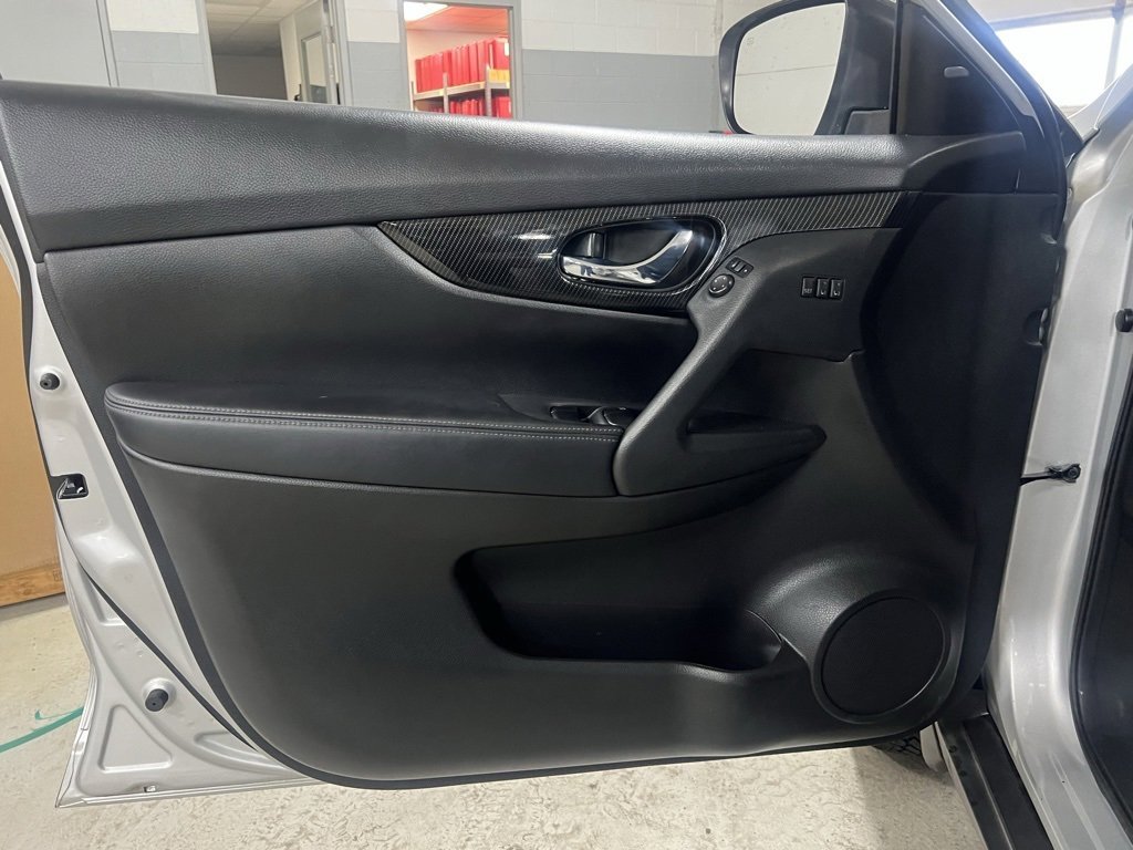 Used 2017 Nissan Rogue SL image 17