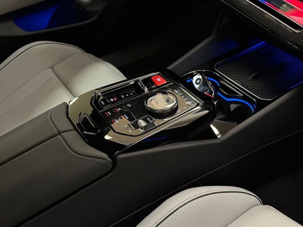 Used 2025 BMW M5 w/ Carbon Package image 17