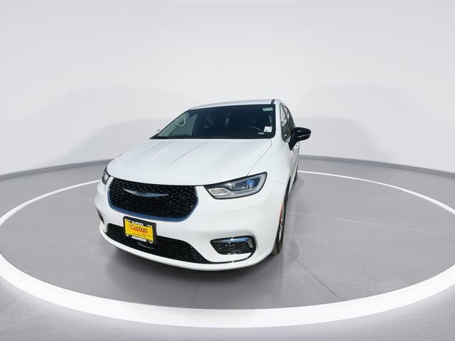 Certified 2024 Chrysler Pacifica Touring-L image 3