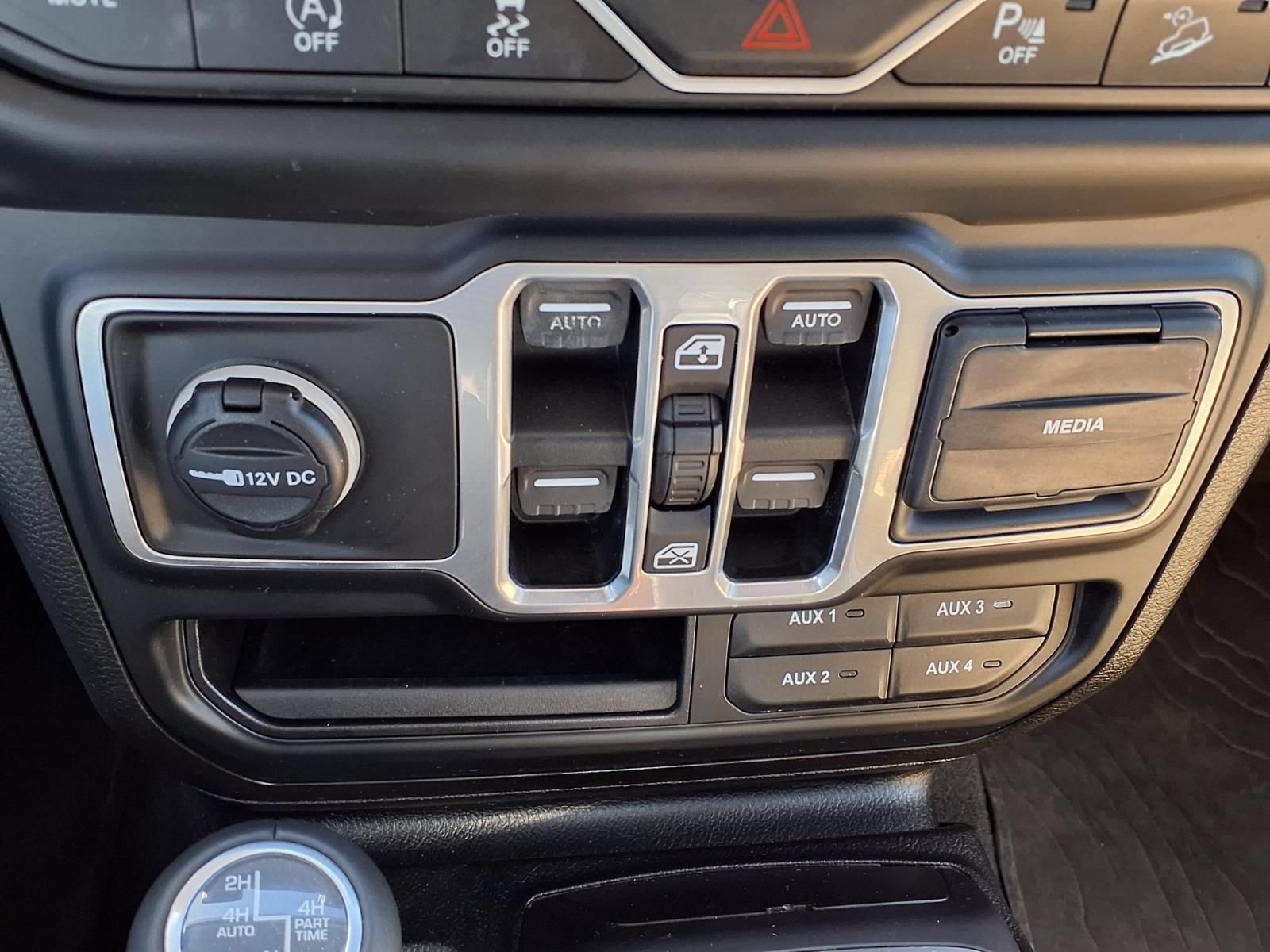 Used 2018 Jeep Wrangler Unlimited Sahara AWD/4WD image 14