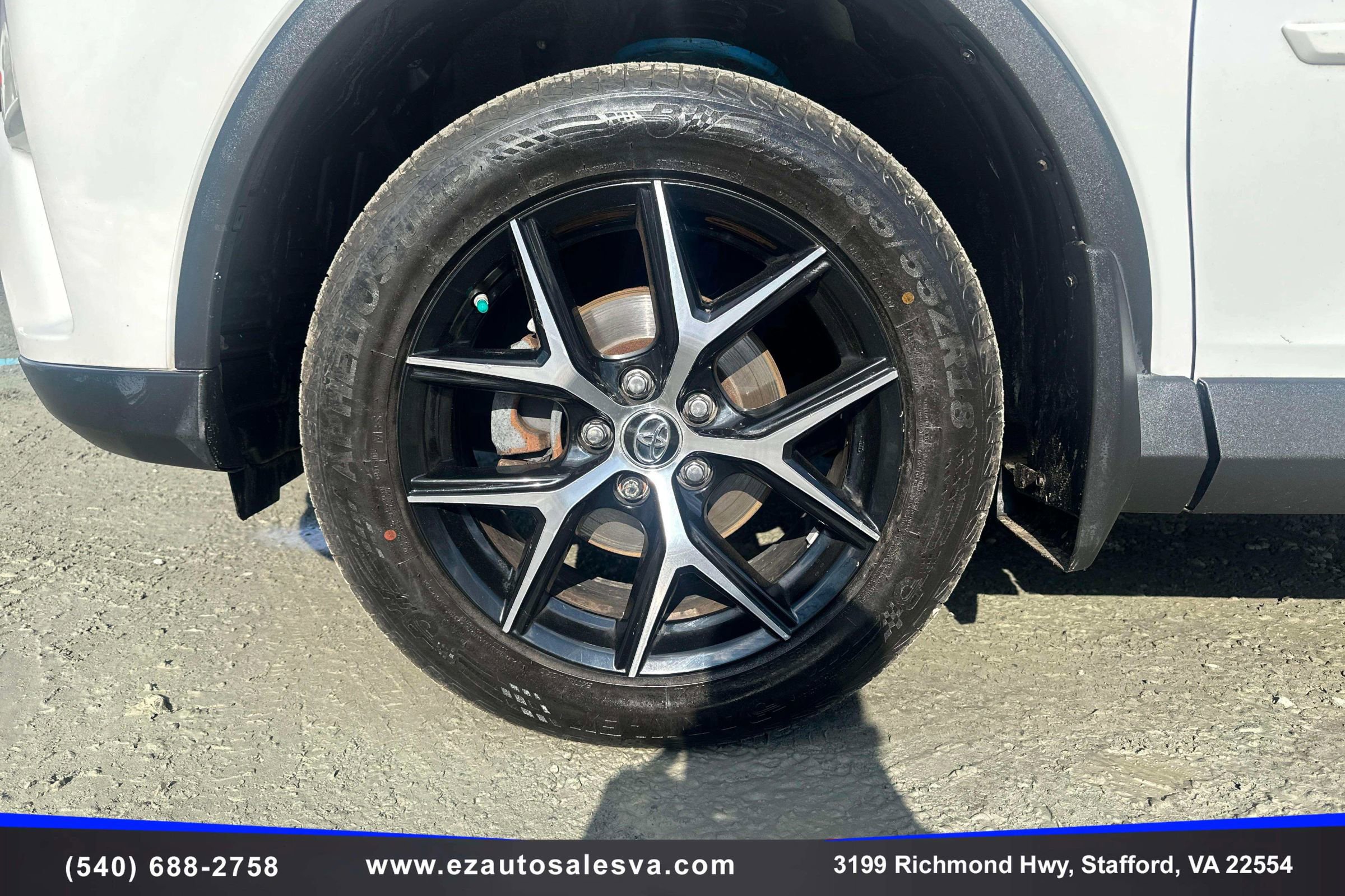 Used 2017 Toyota RAV4 SE image 10