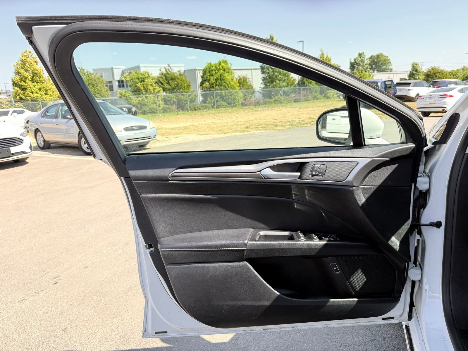 Used 2018 Ford Fusion SE w/ Equipment Group 602A FWD image 11