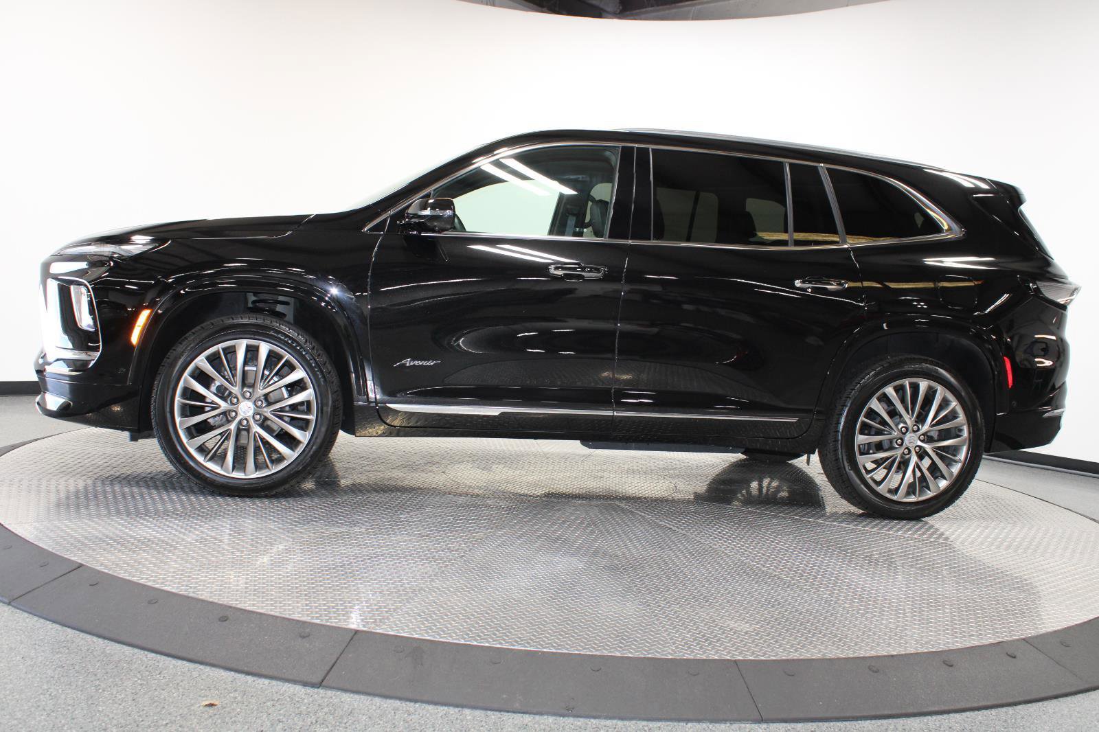 Used 2025 Buick Enclave Avenir w/ Super Cruise Package image 5
