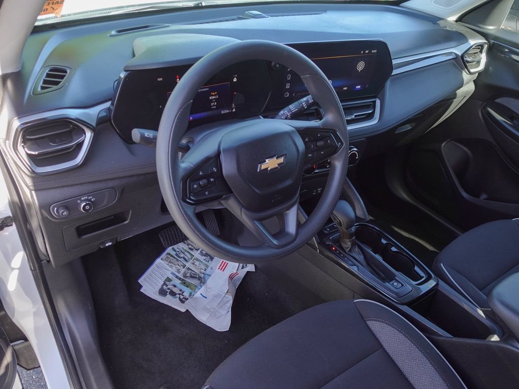 Used 2025 Chevrolet TrailBlazer LS w/ LS Convenience Package FWD image 9