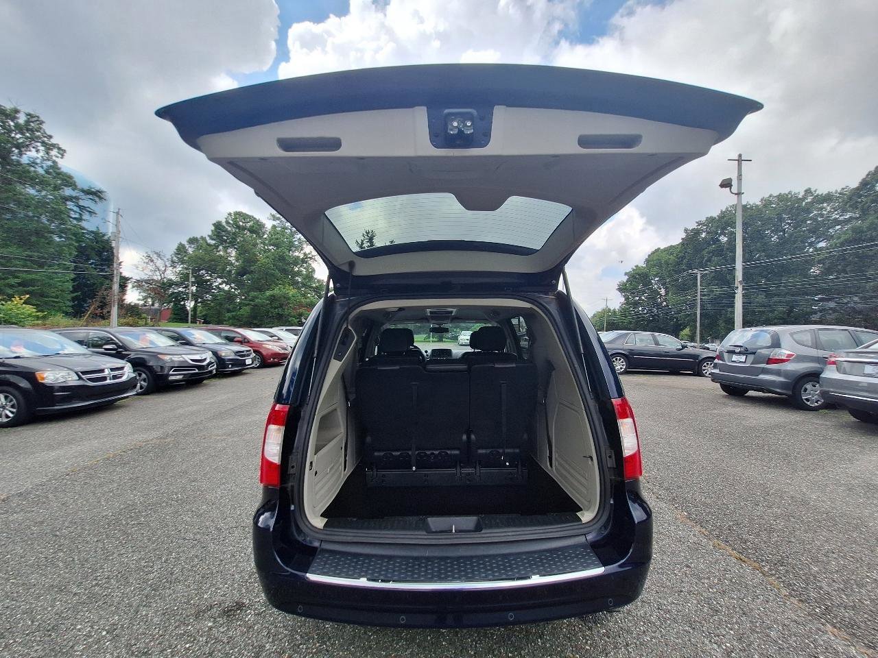 Used 2015 Chrysler Town & Country Touring-L w/ Driver Convenience Group image 40