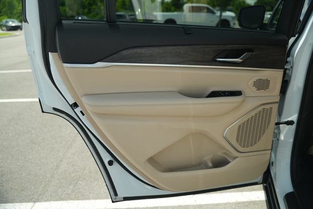 Used 2022 Jeep Grand Cherokee L Limited w/ Luxury Tech Group II AWD/4WD image 16