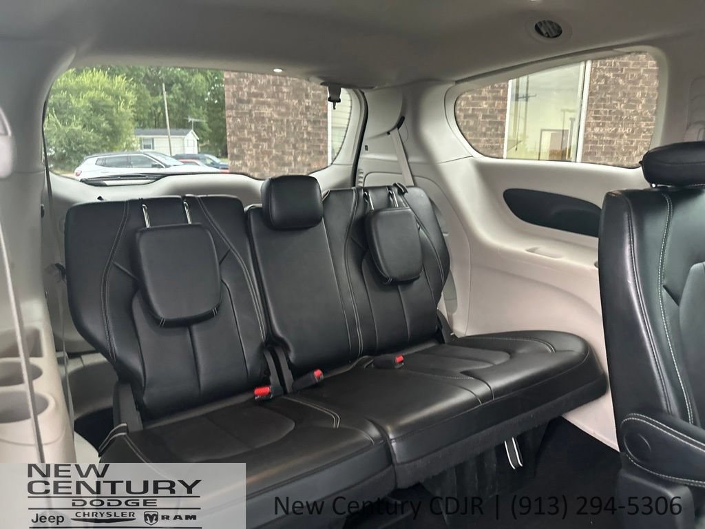 Used 2024 Chrysler Pacifica Touring-L FWD image 10