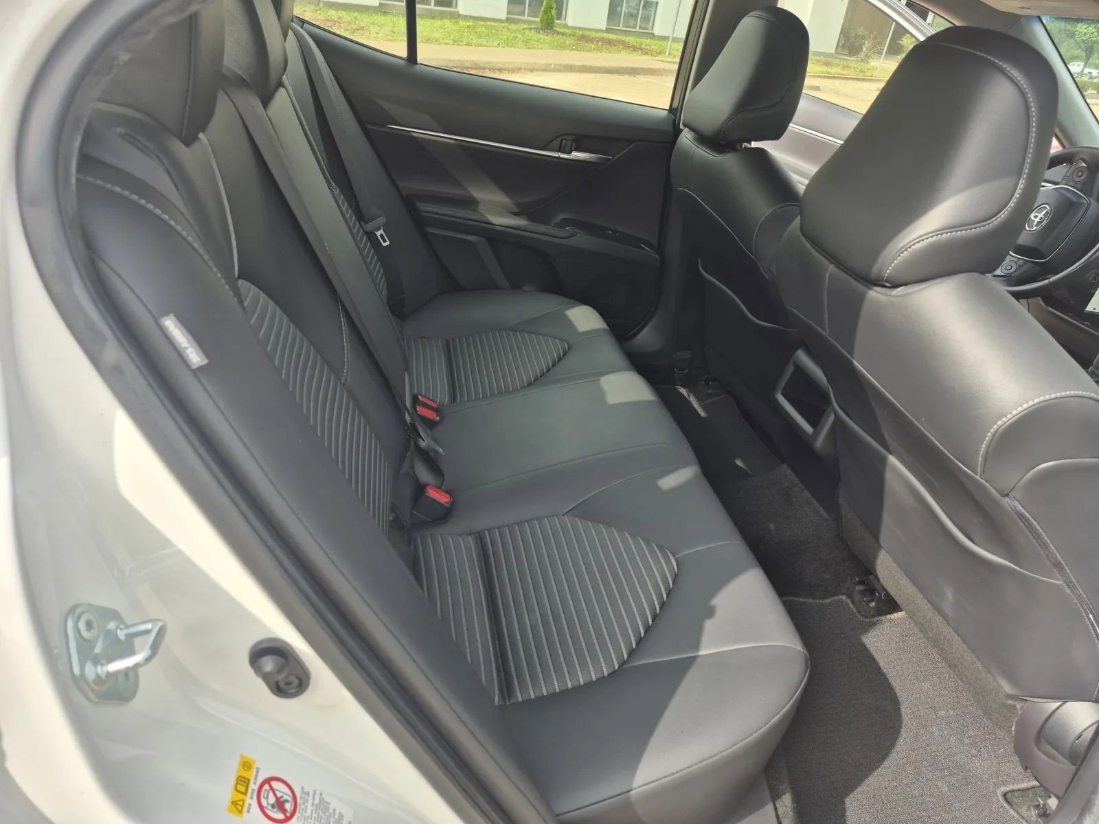 Used 2018 Toyota Camry SE FWD image 18