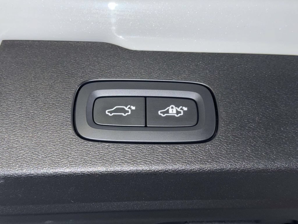 Used 2025 Volvo V60 B5 Cross Country Ultra AWD/4WD image 18