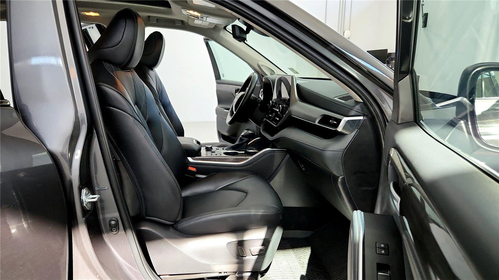 Certified 2025 Toyota Highlander Platinum image 17