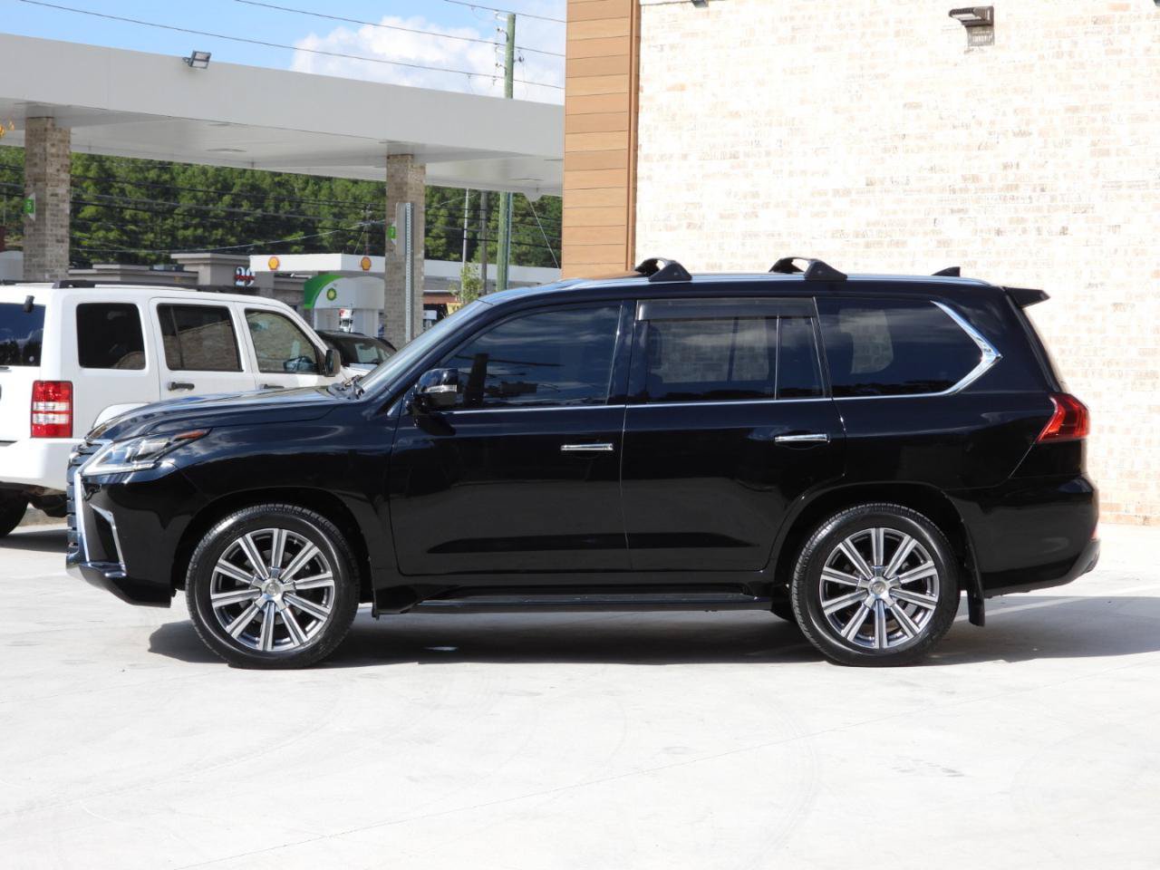 Used 2016 Lexus LX 570 4WD w/ 3rd Row & Luxury Pkg image 35