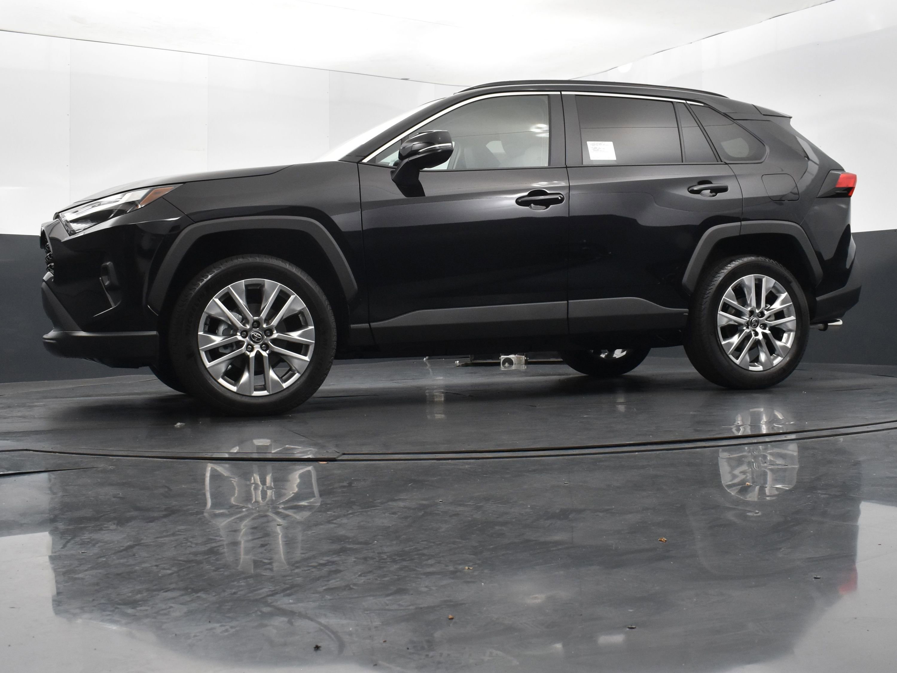 Used 2025 Toyota RAV4 XLE Premium image 37