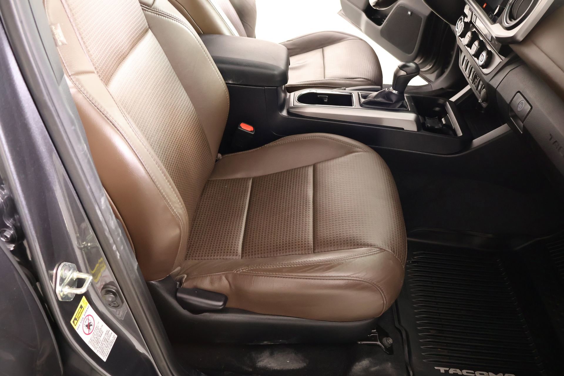 Used 2016 Toyota Tacoma Limited w/ Towing Package image 14