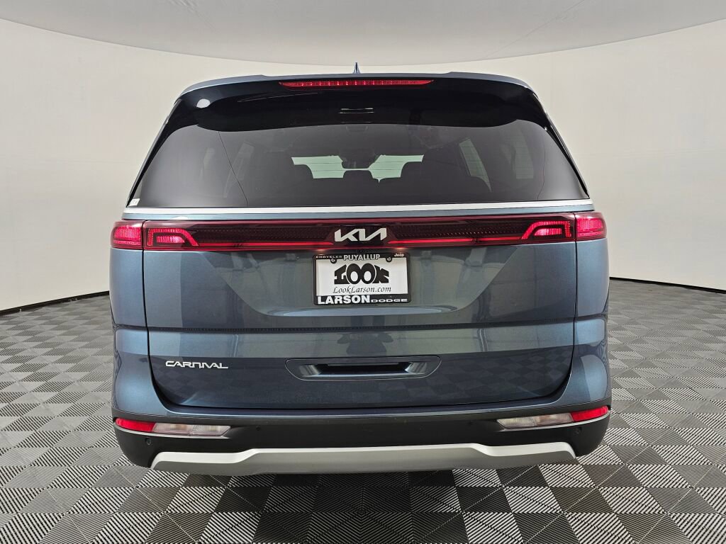 Used 2024 Kia Carnival EX image 4