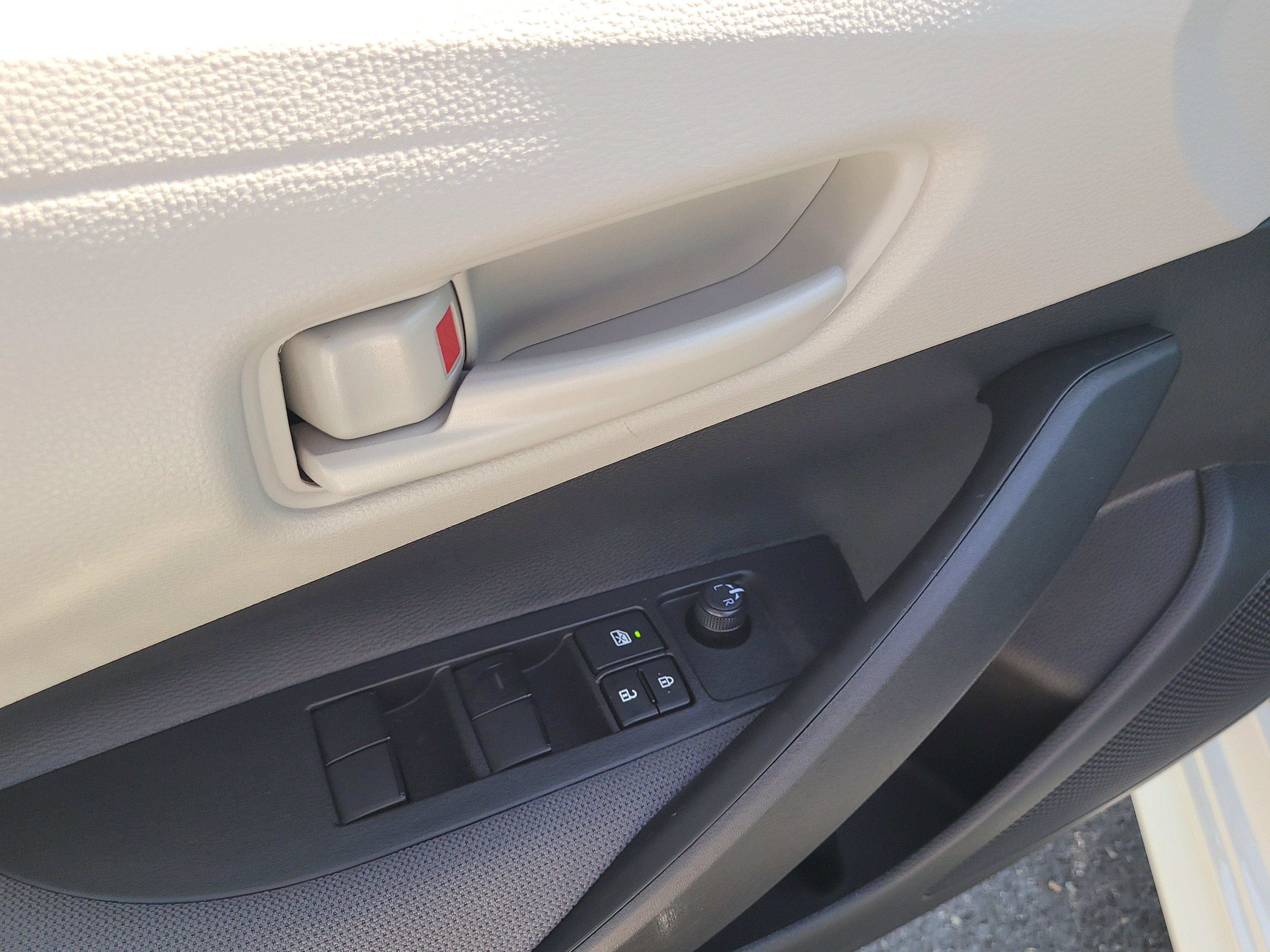 Used 2025 Toyota Corolla LE FWD image 17