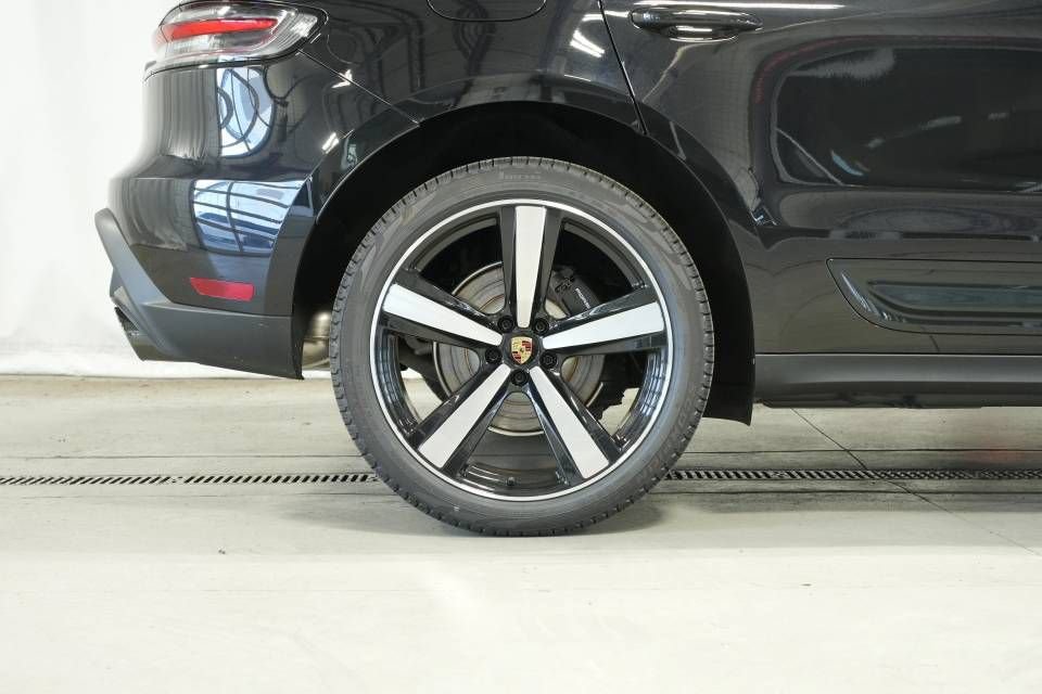 Certified 2026 Porsche Macan AWD/4WD image 40