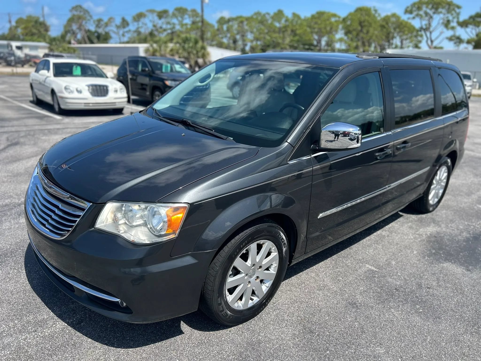 Used 2011 Chrysler Town & Country Touring-L FWD image 3