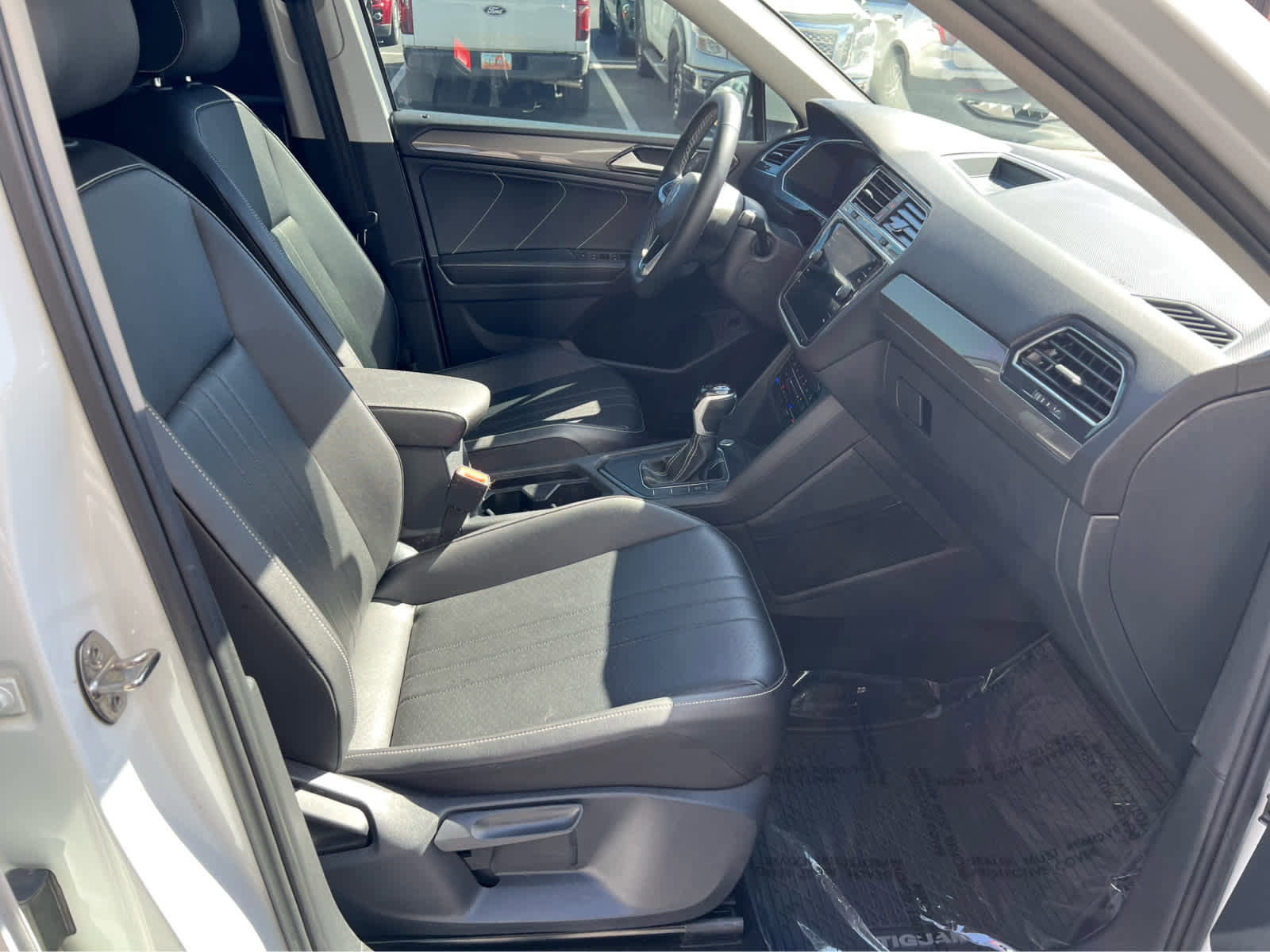 Used 2022 Volkswagen Tiguan SE image 17