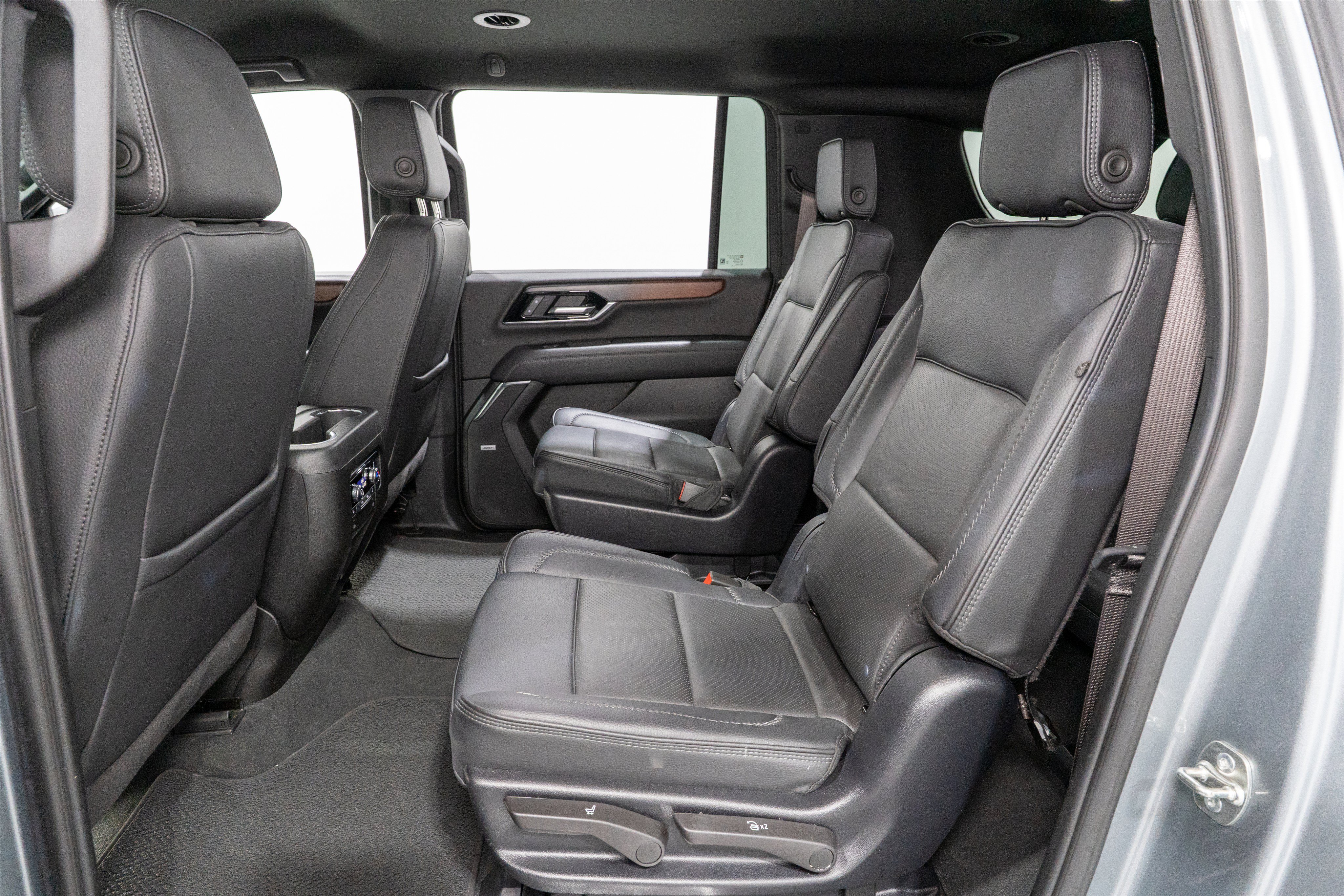 Used 2025 GMC Yukon XL Denali RWD image 31