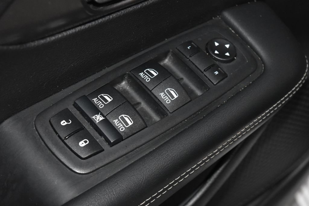 Used 2025 Chrysler Pacifica Select image 6