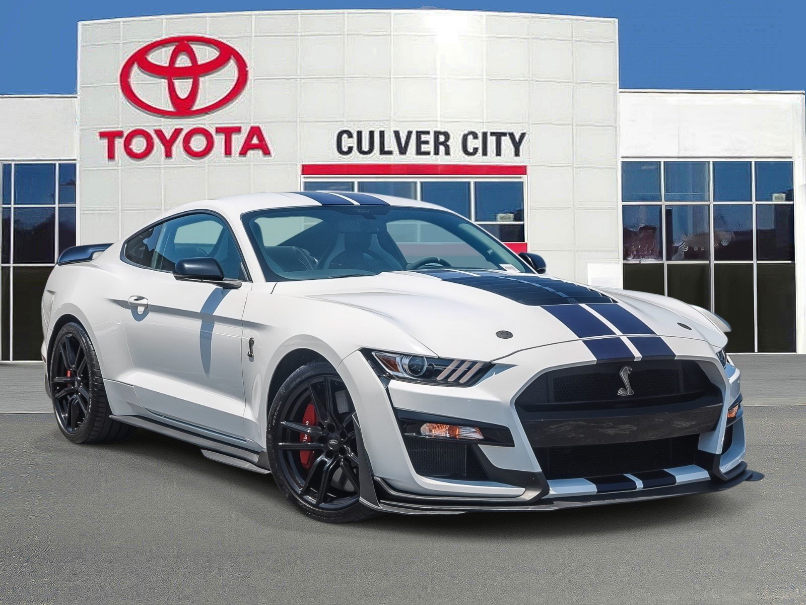 Used 2022 Ford Mustang Shelby GT500 w/ Technology Package RWD image 1