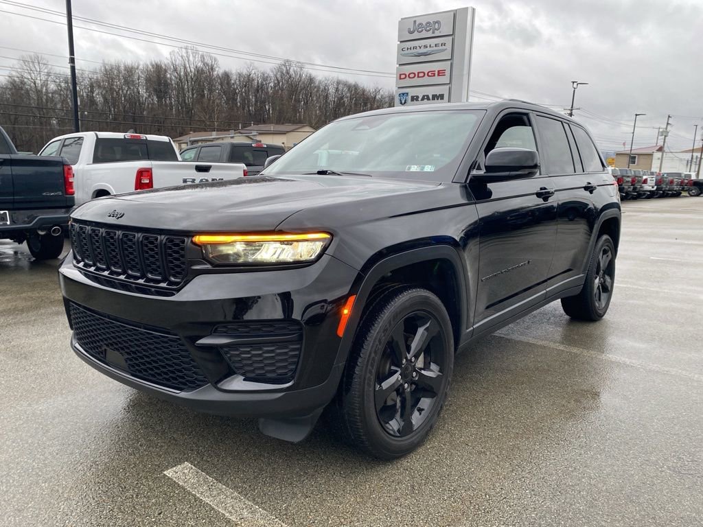 Used 2023 Jeep Grand Cherokee Altitude image 5