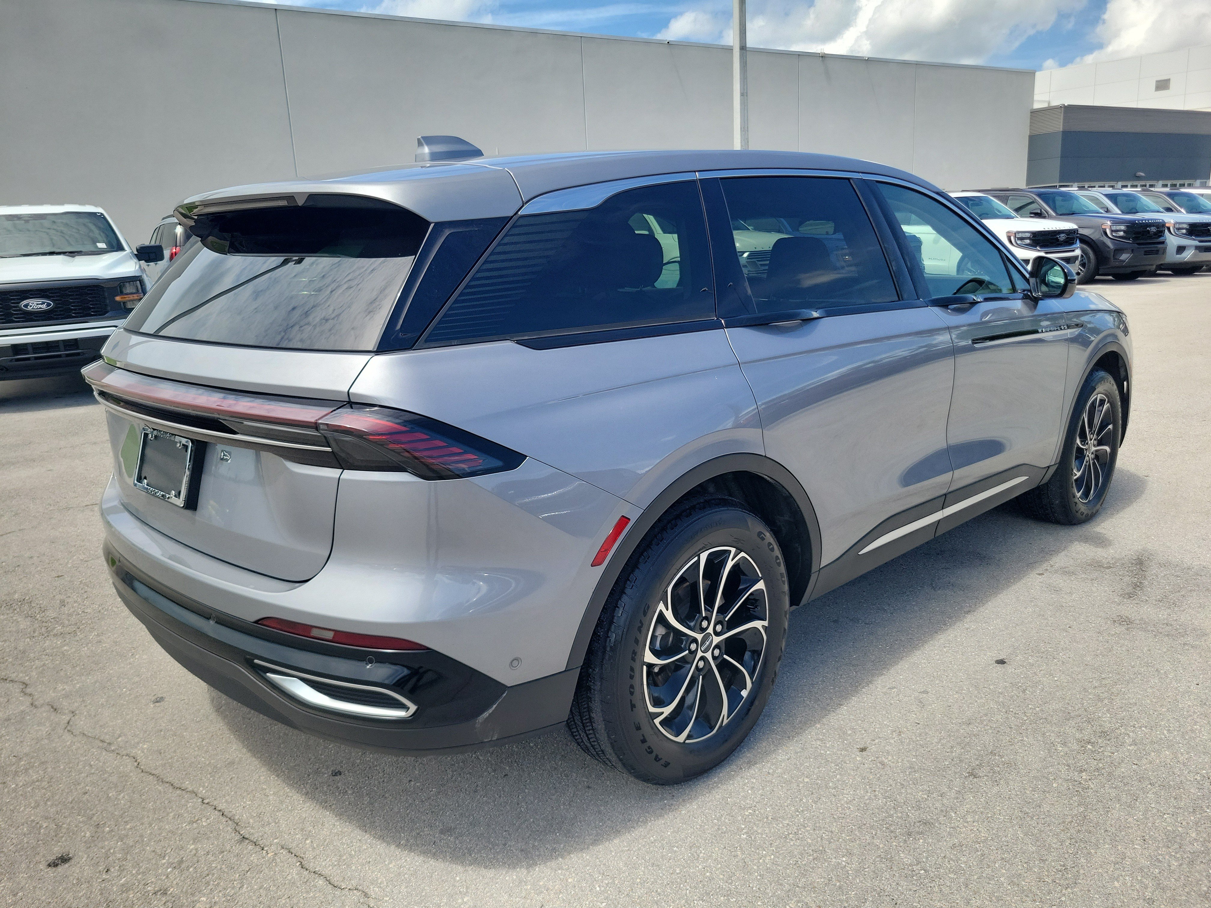 Used 2024 Lincoln Nautilus Premier AWD/4WD image 5