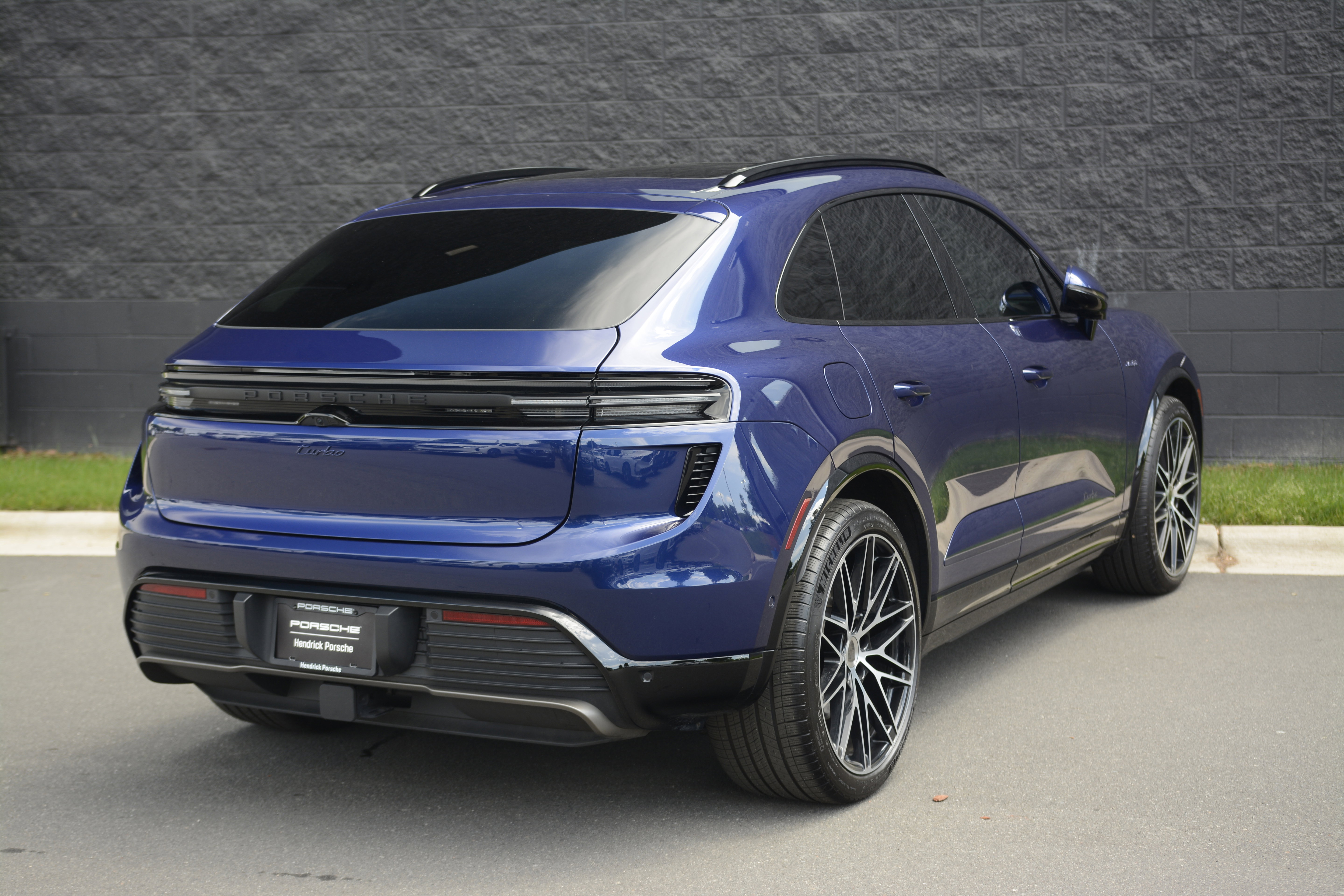 Certified 2025 Porsche Macan Turbo Electric AWD/4WD image 7