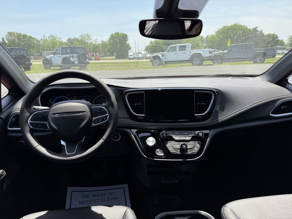 New 2027 Chrysler Pacifica Select AWD/4WD image 13