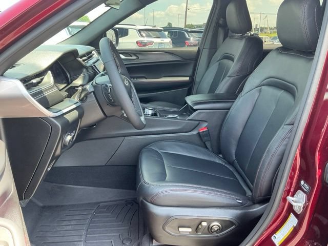Used 2025 Jeep Grand Cherokee Altitude AWD/4WD image 18