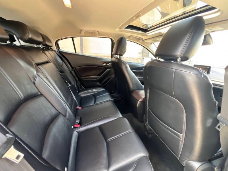 Used 2018 MAZDA MAZDA3 Touring FWD image 13